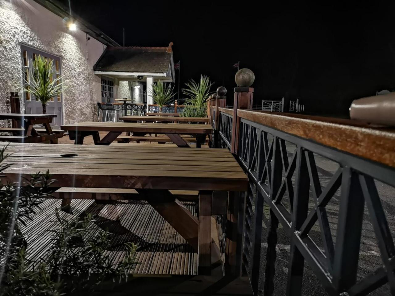 Castle Sleeper Motel Caldecott Buitenkant foto